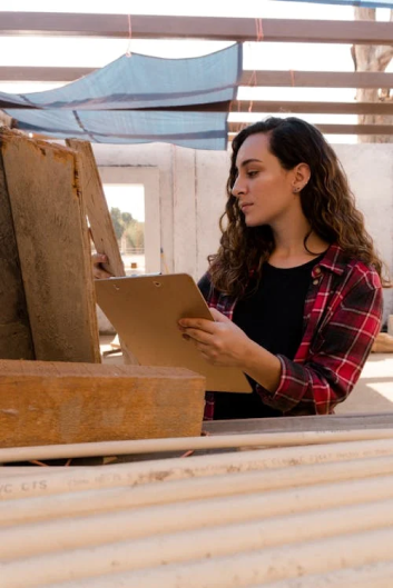 Mujeres en oficios de producción y carpintería.