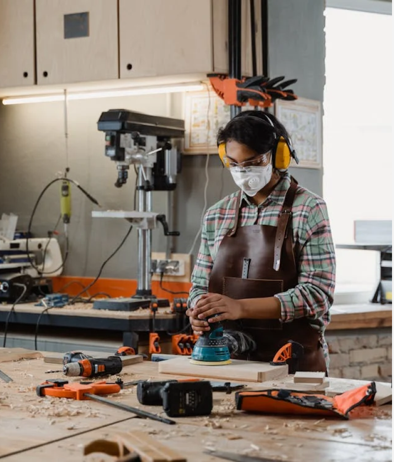 Mujeres artesanas en un taller de producción.